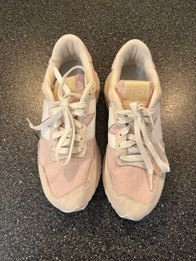 New Balance Women’s 237 Sneakers in Pink and Cream - size 8